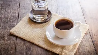 Навіщо до кави подають воду?